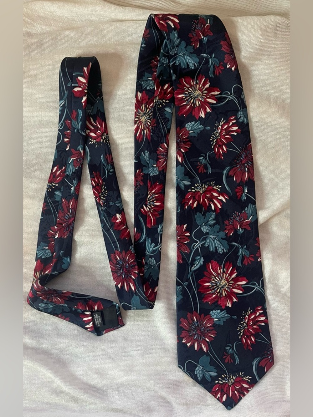 Vintage 80’s London Fog 100% Italian Silk Floral Tie